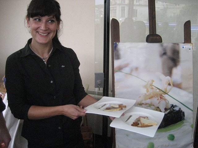 4 sarmantna konobarica i pasteta